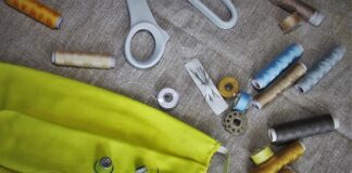 Którą stroną przyszyć taśmę do firanki?