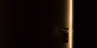 Jaka szczelina między oknem a murem?