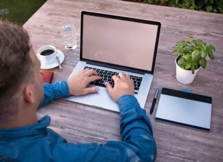 Jak się pisze karnister czy kanister?