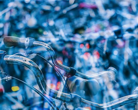 Dlaczego kierownica jest krzywo?