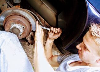 Jak mocno dokręcić kierownicę?